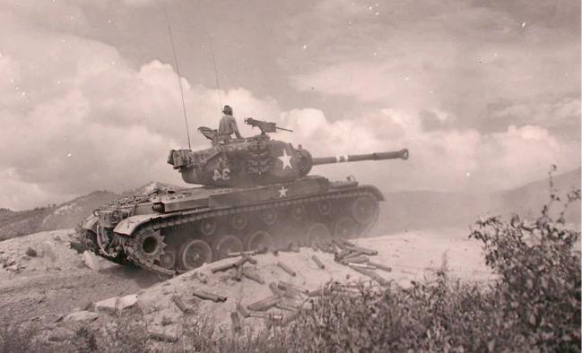 김화지구 전투에서 공산군 벙커를 공격하는 미 7사단 32전차중대의 M46 패튼 전차. 출처=국사편찬위원회
