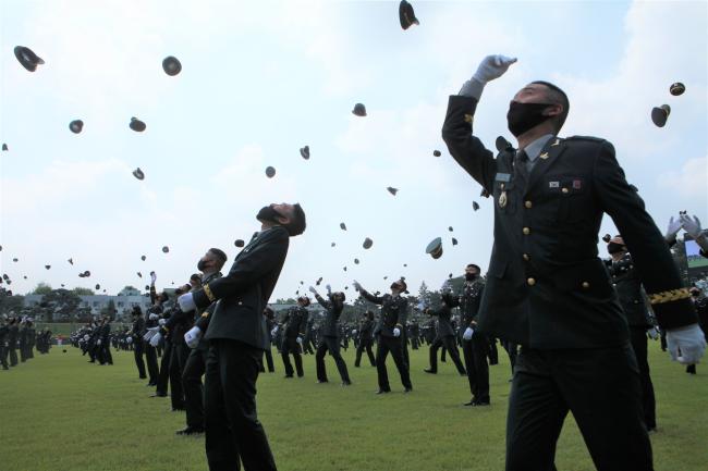 지난 25일 하사로 임관한 육군부사관학교 21-1기 부사관들이 임관식에서 정모를 던지며 기뻐하고 있다.  부대 제공

