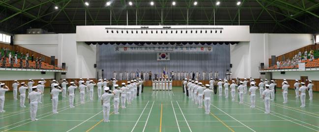 지난 25일 해군교육사령부 체육관에서 열린 62기 준사관후보생 임관식에서 신임 준위들이 사령관에 대한 경례를 하고 있다.  사진 제공=이승엽 하사