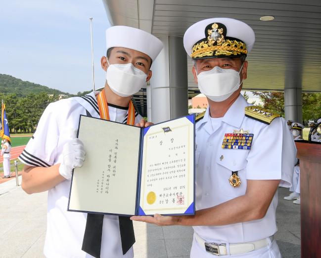 지난 25일 해군교육사령부 기초군사교육단 연병장에서 열린 675기 해군병 수료식에서 강동훈(오른쪽) 해군교육사령관과 교육사령관상을 받은 유희재 이병이 기념촬영을 하고 있다.  사진 제공=이승엽 하사