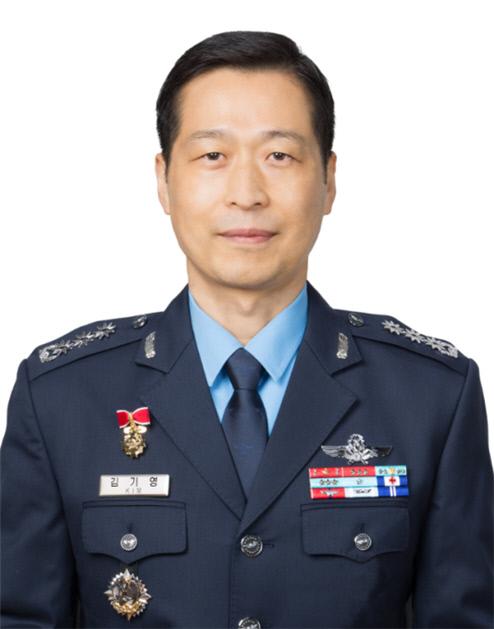 김 기 영 대령(진) 
공군51항공통제비행전대장