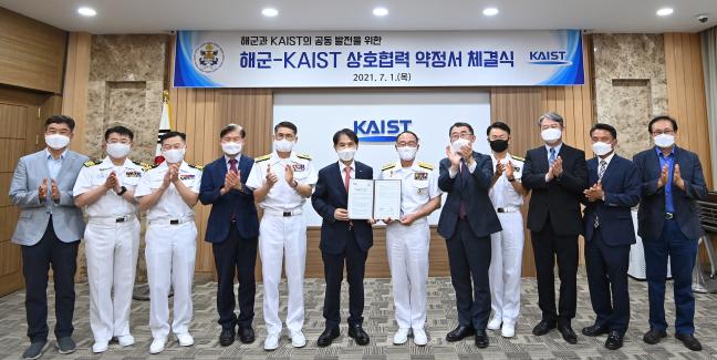 부석종(왼쪽 일곱째) 해참총장과 이광형(왼쪽 여섯째) 한국과학기술연구원(KAIST)총장을 비롯한 해군 및 관계자들이 1일 KAIST 대덕캠퍼스 회의실에서 상호협력 약정서에 체결한 뒤 기념촬영을 하고 있다.  해군 제공