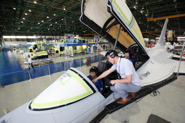 기품원 연구원들이 경남 사천시 한국항공우주산업(KAI)에서 FA-50의 품질보증을 위한 점검을 진행하고 있다.  

 기품원 제공