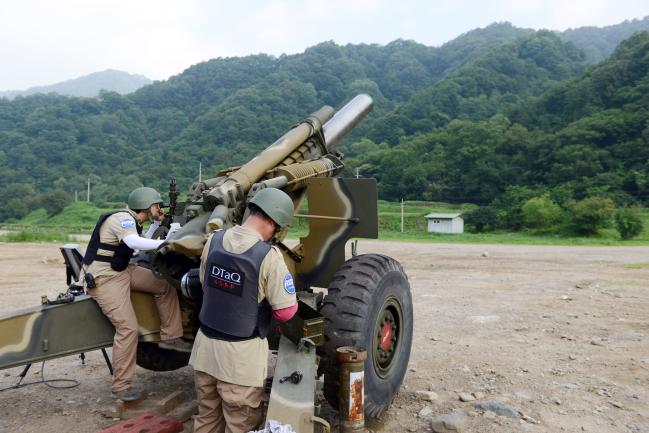 기품원 연구원들이 강원도 인제군 다릿골시험장에서 저장탄약이 여전히 운용될 수 있는지 여부를 확인하는 신뢰성 평가를 하고 있다.  기품원 제공