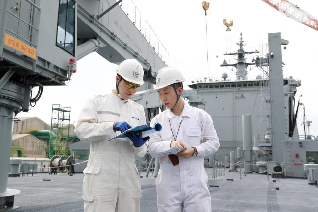 기품원 연구원들이 울산광역시 현대중공업을 방문, 해군 함정의 품질보증 검사를 하고 있다.  기품원 제공