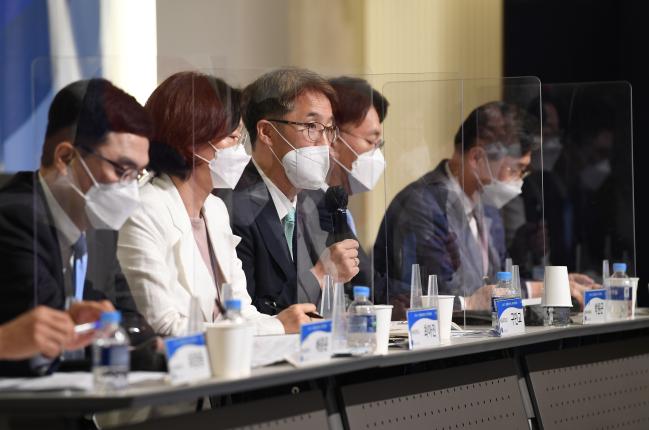 지난 2일 오후 서울 서대문구 연세대학교 백양누리 그랜드볼룸에서 한국국제정치학회 주최로 열린 ‘미래 한반도 안보환경을 고려한 경항공모함 확보에 관한 연구 토론회’의 1세션 ‘경항모의 지정학적 의미와 필요성’ 토론에서 구민교(오른쪽 셋째) 서울대 교수가 주제발표를 하고 있다.  조용학 기자