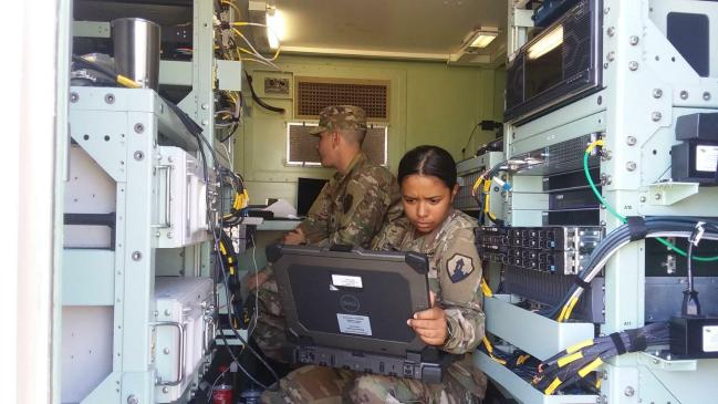 미군은 각종 디지털 정보체계를 병영생활 속에 정착시킴으로써 지식 위주 군대로 발전하고 있다. 사진은 미군 IT병들의 임무 수행 모습.  필자 제공