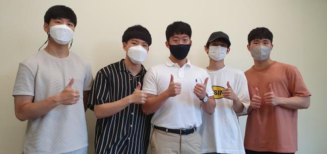 육군6사단 전역 후 피트내비를 창업한 임대현(가운데) 대표와 팀원들. 왼쪽부터 양태연 개발자, 김경수 개발자, 임 대표, 예승형 개발자, 권준형 이사. 