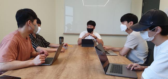 임대현(가운데) 대표를 비롯한 피트내비 팀원들이 오는 9월 피트내비 정식 서비스 출시를 앞두고 사무실에서 회의를 하고 있다.