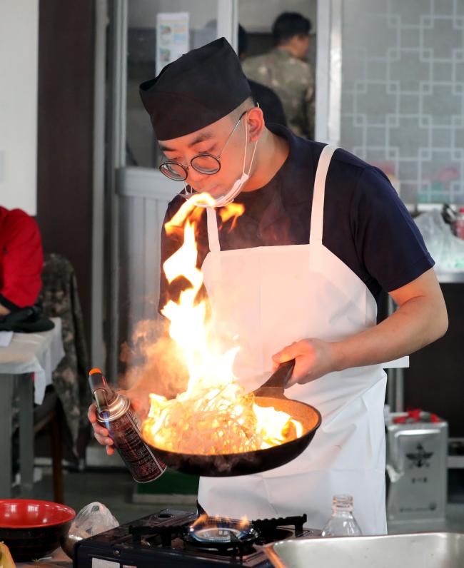 조리병들은 어려운 환경에서도 전우들에게 맛있고 영양가 높은 식사를 제공하기 위해 구슬땀을 흘리고 있다. 급식 혁신을 준비하고 있는 국방부는 이런 조리병들의 피로도를 낮춰 장병 급식 수준을 끌어올리기 위해 다양한 방안을 모색 중이다. 사진은 지난 4월 육군8사단이 개최한 ‘오뚜기 쉐프 조리 경연대회’에서 조리병이 요리하는 모습.  조종원 기자