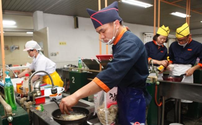국방부는 조리병들의 업무 부담을 줄이기 위해 민간 조리원의 수를 확대할 방침이다. 사진은 육군36사단에서 조리병과 민간 조리원이 급식을 준비하는 장면.  국방일보 DB