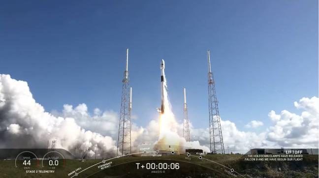 2020년 8월 21일 한국군 최초의 군 전용 통신위성 ‘아나시스 2호(Anasis-Ⅱ)’를 실은 팰컨9 로켓이 미국 플로리다주 케이프커내버럴 공군기지에서 발사되고 있다. 사진 = 스페이스X 유튜브 영상 캡처
