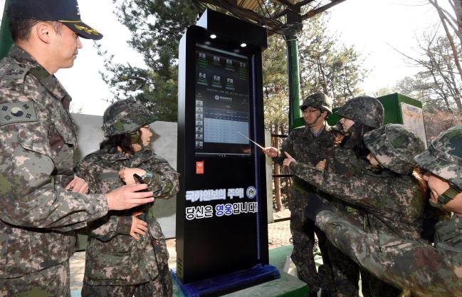국방부와 관계기관 직원들이 경기도 남양주시 육군 56사단 금국 과학화예비군훈련장에서 시계형 웨이러블 디바이스(착용형 기기)를 체험하고 있다. 국방일보 양동욱 기자
