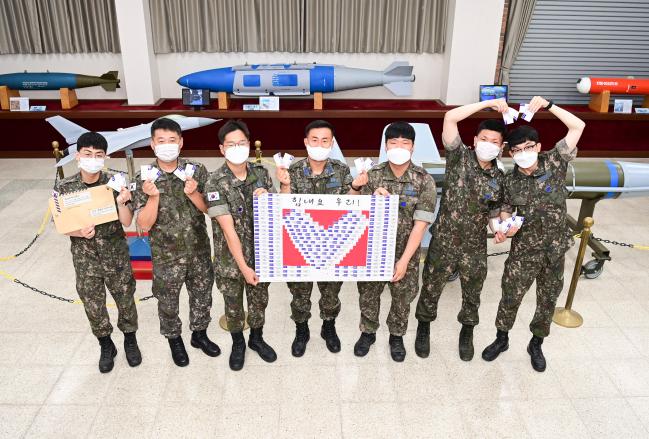 공군20전투비행단 장비정비대대 장병들이 8일 한국백혈병어린이재단에 헌혈증을 기부하기 전 기념사진으로 응원의 마음을 전하고 있다.  사진 제공=서복남 원사