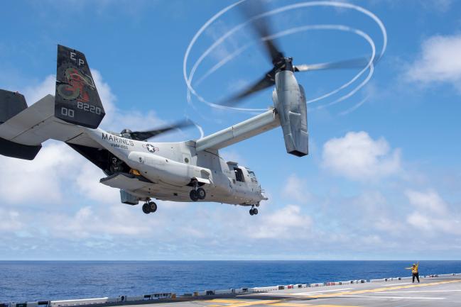 미 해군에서 운용 중인 MV-22B 오스프리 헬기가 갑판에서 이륙하고 있다. 사진 = 미 해군 홈페이지

