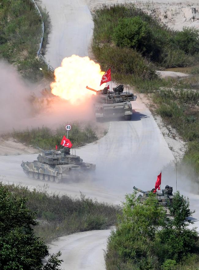 ‘2018 대한민국 방위산업전(Defence Expo Korea 2018)’ 기동화력시범 행사에서 주포를 발사하며 막강 화력을 과시하고 있는 K2 흑표 전차의 모습.