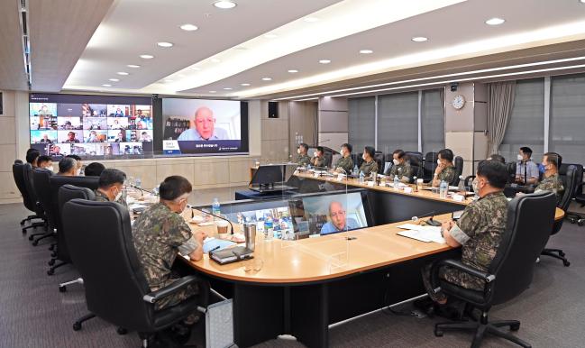15일 개최된 제23회 항공우주력 국제학술회의에서 박인호 공군참모총장과 공군본부 주요 직위자들이 참가자의 발표를 화상으로 경청하고 있다.  공군 제공