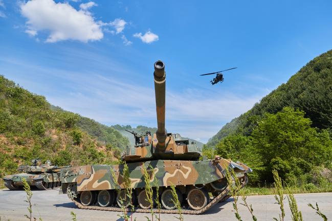 육군11사단 기갑수색대대 K2 흑표 전차가 AH-1S 코브라 공격헬기와 함께 제병협동 전술훈련을 하고 있다. K2는 기동력, 화력, 방호력 등에서 세계 최고 수준의 성능을 갖춘 육군의 차세대 주력 전차다.  조종원 기자