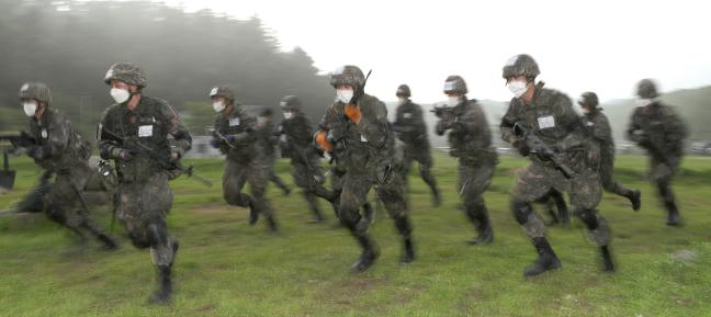 충북 괴산군 육군학생군사학교에 입영해 하계군사훈련을 받고 있는 61기 학군사관 후보생들이 지난 15일 각개전투 훈련 중 목표물을 향해 돌격하고 있다.