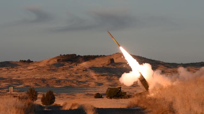 유타주 미 육군 더그웨이 시험장의 M142 다연장 기동 로켓발사대(HIMARS: High Mobility Artillery Rocket System)에서 GPS 유도 로켓이 발사되고 있다. 사진 = 미 육군 홈페이지
