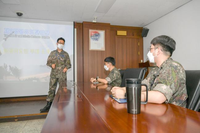 공군2방공유도탄여단 초급간부들이 19일 부대적응 교육에 참석해 방공유도탄부대의 임무와 특성에 관한 설명을 듣고 있다.  사진 제공=홍진수 하사