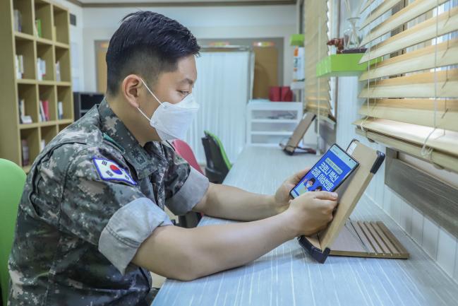 육군36보병사단 강성후(소령) 의무근무대장이 ‘백호 건강지킴이’ 채널에 카드뉴스를 탑재하고 있다. 사진 제공=김성배 일병