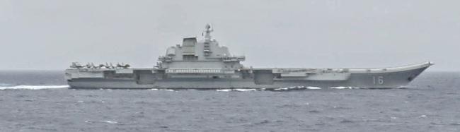 지난 4월 4일(현지시간) 필리핀해에서 중국 랴오닝함이 미 해군 이지스 구축함 머스틴(Mustin)함에 포착되었다. 랴오닝함은 동월 3일에 미야코 해협을 통과한 후 남중국해에 진입하였다. 사진 = 미 해군 홈페이지

