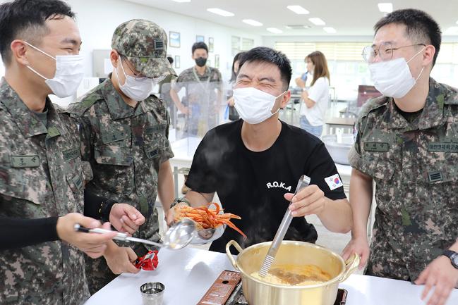 육군5군수지원사령부 52군수지원단 보급대 장병들이 ‘52 창작 라면 경연대회’에서 홍게를 넣어 육수를 만들고 있다.  사진 제공=이금정 소위