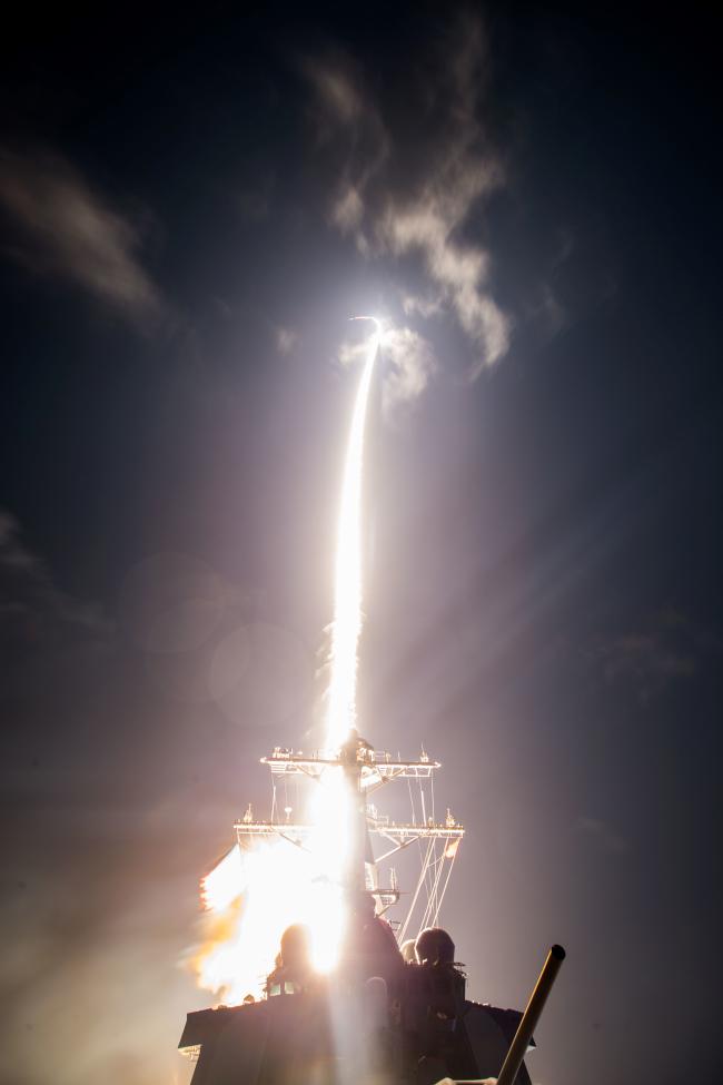 미국 국방부 산하 미사일방어국(MDA) 요원과 일본 방위성 관계자들이 하와이 서해안에서 신형 요격미사일 SM블록ⅡA의 실험 발사하고 있다. 사진 = 미 국방부 홈페이지
