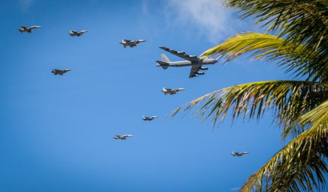 지난 2월 9일 괌 앤더슨 공군기지에서 진행된 ‘콥 노스(Cope North) 21’ 훈련에 참여한 미 공군, 일본 항공자위대, 호주 공군의 합동편대가 괌 상공을 비행하고 있다. 사진 = 미 태평양 공군사령부 홈페이지
