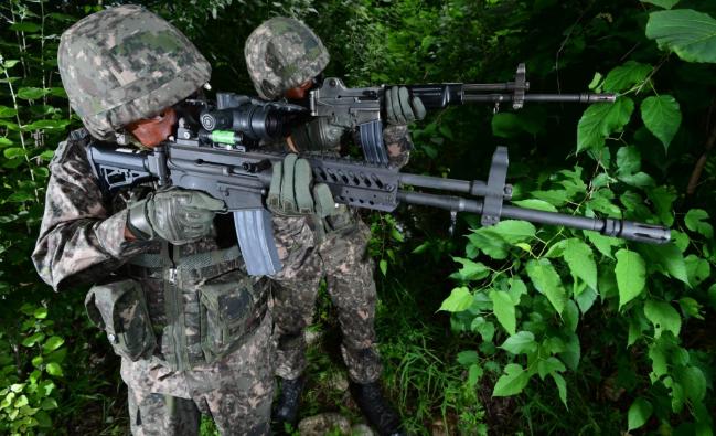 한국군 보병 제식소총인 K2(뒤)와 후속작인 K2C1. 보병 주력장비를 자체적으로 생산해 보유하는 몇 안되는 국가로서의 자부심이 묻어나는 총기이자 한국군의 상징으로 자리매김한 무기다.  사진=국방일보 DB