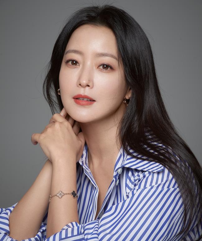 넷플릭스 오리지널 시리즈 ‘블랙의 신부’에 출연하는 배우 김희선(맨 왼쪽)과 티빙 오리지널 드라마 ‘더 맨션’의 주연으로 캐스팅된 배우 임지연·윤균상(맨 오른쪽).      사진=각 소속사