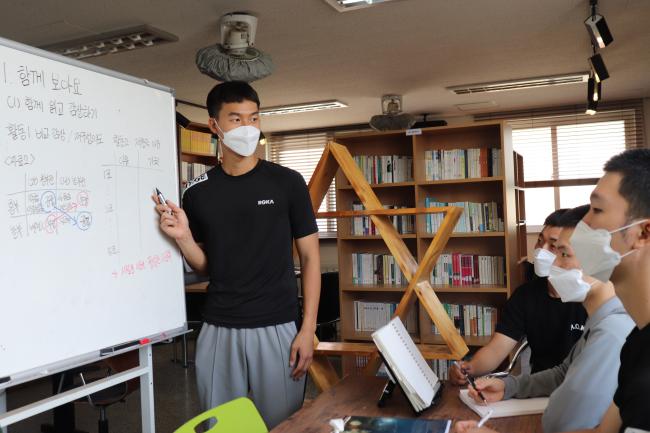 군복무 중 중등임용고시에 합격한 육군6보병사단 김준혁 병장이 병영도서관에서 전우들을 상대로 수업 시연을 하고 있다.  사진 제공=안경훈 대위(진)