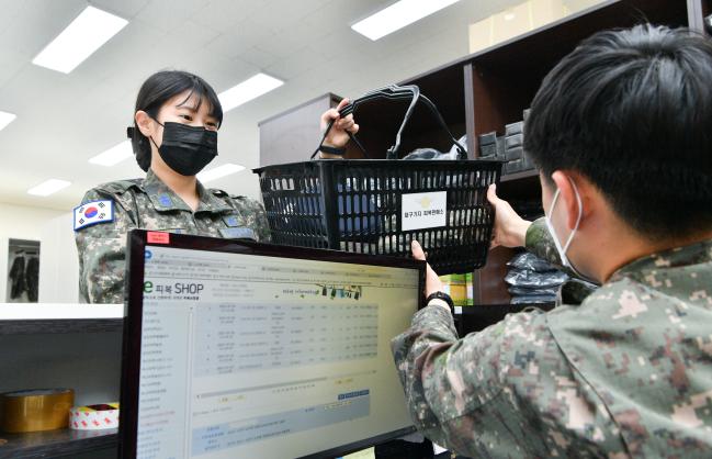 공군11전투비행단 한 장병이 22일 새롭게 변신한 부대 피복판매소에서 물품을 구매하고 있다.  사진 제공=조신혜 중사