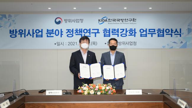22일 강은호(왼쪽) 방위사업청장과 김윤태 한국국방연구원장이 ‘방위사업 분야 정책연구 협력 강화를 위한 업무협약’을 체결한 뒤 기념촬영을 하고 있다.  방사청 제공