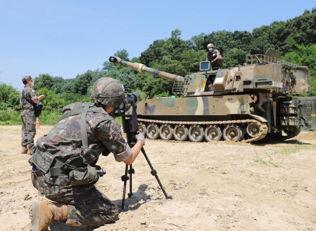 육군1군단 최정예 포술팀 선발 평가에 참가한 장병들이 폭염을 뚫고 ‘전포’ 평가를 받고 있다.  사진 제공=정승익 군무주무관