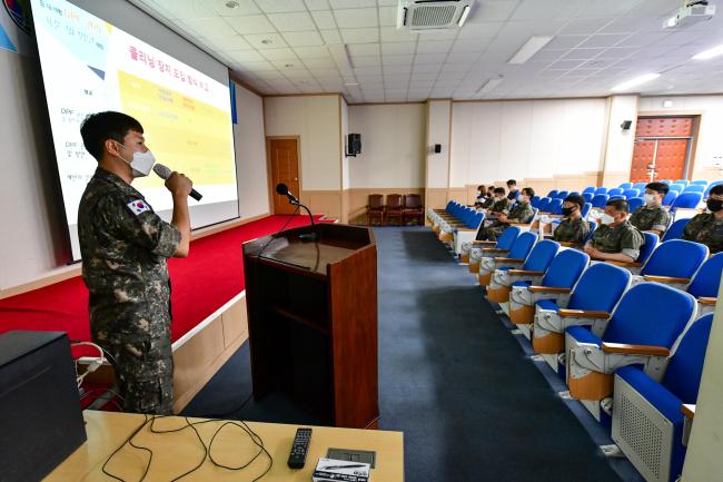 공군11전투비행단 송용재 중사가 지난 23일 정비작업절차 개선 아이디어 경연대회에서 군 차량 배기가스저감장치 관리에 관한 효과적인 기준과 제도 개선 방안에 관한 아이디어를 발표하고 있다.  사진 제공=편보현 원사