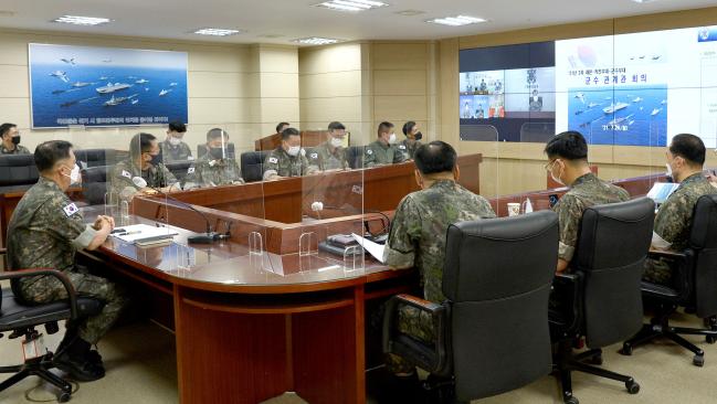 26일 해군본부에서 해군본부-작전부대-군수부대 간 군수관계관 회의가 화상으로 열린 가운데 참석자들이 군수 분야 주요 업무를 토의하고 있다.  해군 제공