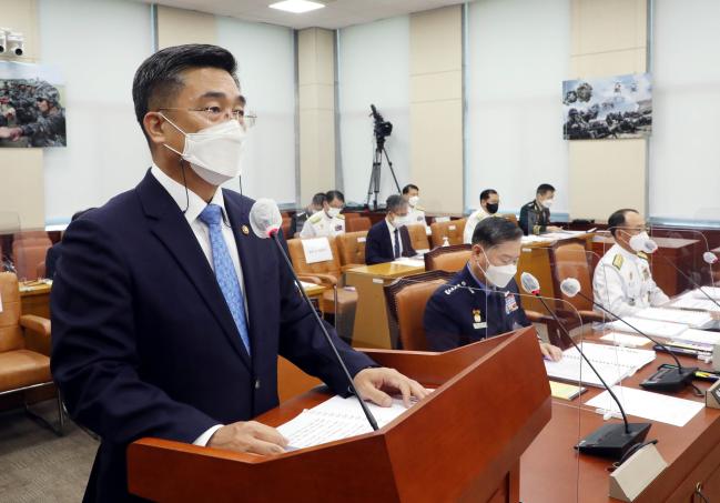 서욱 국방부 장관이 26일 국회에서 열린 국방위원회 전체회의에서 인사말을 하고 있다.  연합뉴스