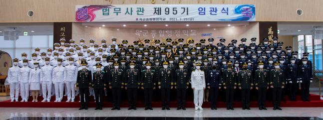 육군종합행정학교에서 지난 23일 법무사관 95기로 임관한 법무장교들이 기념사진을 촬영하고 있다.  부대 제공