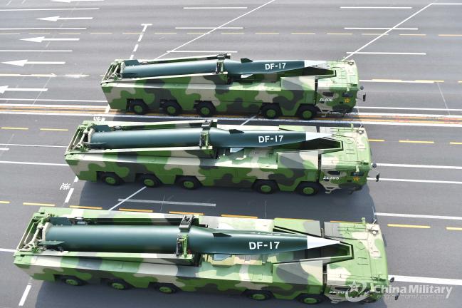 극초음속 핵탄두를 탑재한 것으로 알려진 둥펑-17 탄도 미사일이 2019년 중국 건국 70주년 기념 군사 열병식에서 모습을 드러냈다. 사진 = 중국 국방부 홈페이지
