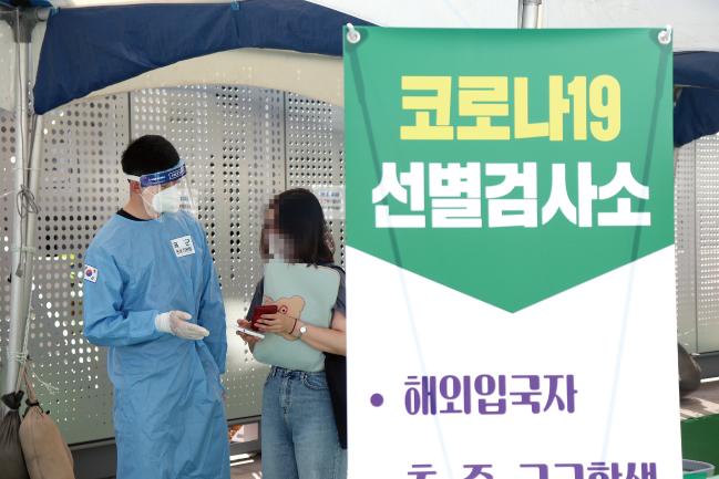 육군52보병사단 방배3동대 황석희 상병이 26일 서울 서초구 강남역 9번 출구 임시선별검사소를 찾은 시민을 안내하고 있다. 황 상병은 벌써 세 번째 코로나19 임시선별검사소 지원 임무를 수행하고 있다. 부대 제공