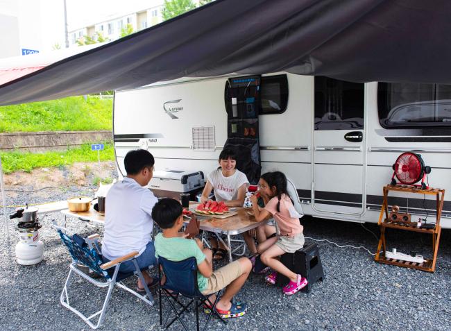 공군11전투비행단 장병 가족이 영내에 조성된 야외 캠핑장에서 즐거운 시간을 보내고 있다. 
 사진 제공=조신혜 중사