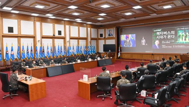 공군이 28일 서울예술대학교 이남식 총장을 온라인으로 초청해 ‘메타버스의 시대가 온다’를 주제로 강연회를 개최한 가운데 공군본부 주요 직위자들이 강연을 듣고 있다.  공군 제공