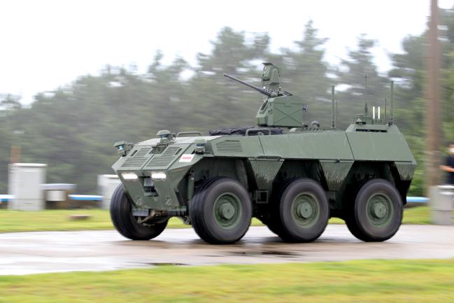 국방부는 28일 발표한 ‘미래 국방혁신 구상’을 통해 인공지능(AI)·무인전투체계 등 첨단 과학기술을 국방 분야에 접목, 미래전에 대비하겠다는 계획을 밝혔다. 사진은 지난해 8월 국방과학연구소(ADD)가 공개한 무인수색차량 탐색개발 시제차량의 기동 모습.  조종원 기자