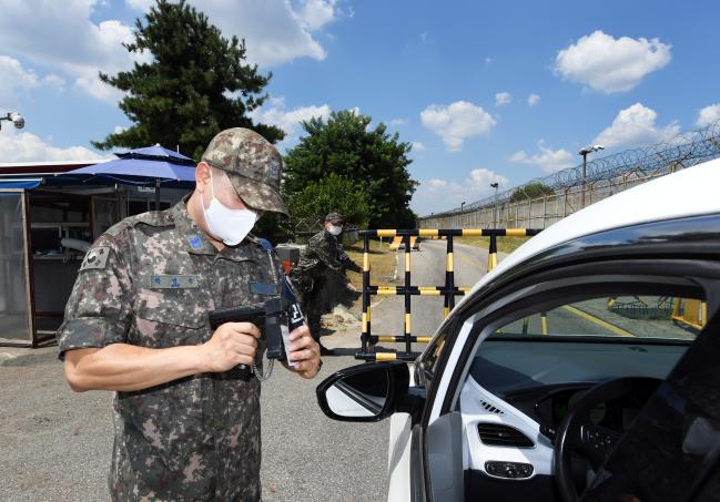 공군15특수임무비행단 군사경찰대대 간부가 28일 ‘초병 공감 근무’에 참가해 초병과 함께 현장 근무를 하고 있다.  사진 제공=김샛별 중사