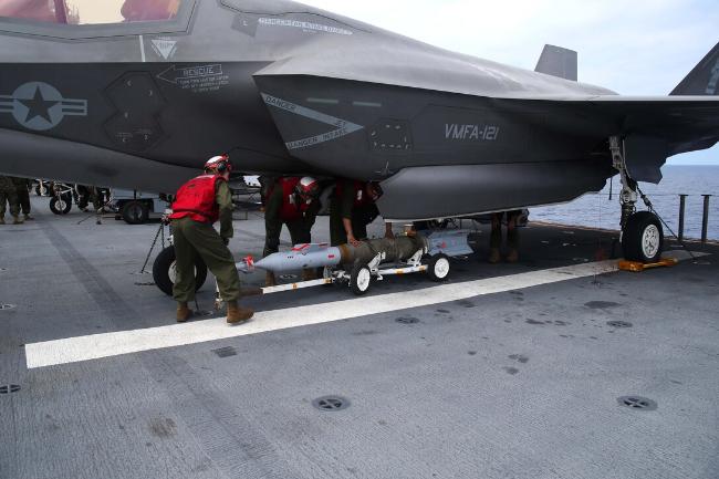 페이브웨이 레이저 유도 폭탄이 F-35B 라이트닝 II 전투기에 탑재되고 있다. 사진 = 미 국방부 홈페이지
