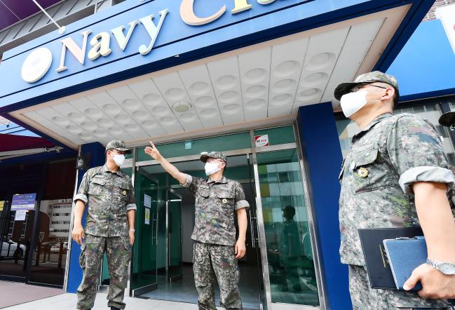 부석종(가운데) 해군참모총장이 29일 3함대 영외 복지시설에서 코로나19 방역태세를 점검하고 있다.  해군 제공