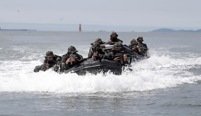 파도야 비켜라 충남 보령시 무창포 해상침투훈련장에서 육군 특수전사령부 독수리부대 사자대대 장병들이 해상침투훈련을 하고 있다. 이경원 기자