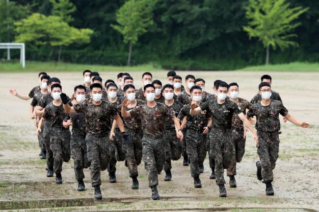 발 맞추는 전우애 하계군사훈련에 나선 육군사관학교 3학년 생도들이 전남 장성군 육군보병학교 연병장에서 뜀걸음으로 체력을 단련하고 있다.  한재호 기자
